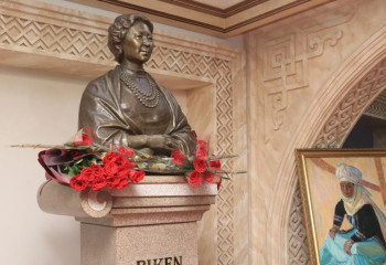 Памятник Бикен Римовой установили в Жетысуской области