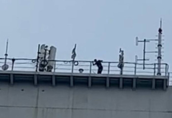 Семей тұрғыны қаладағы көпірден секірмек болды