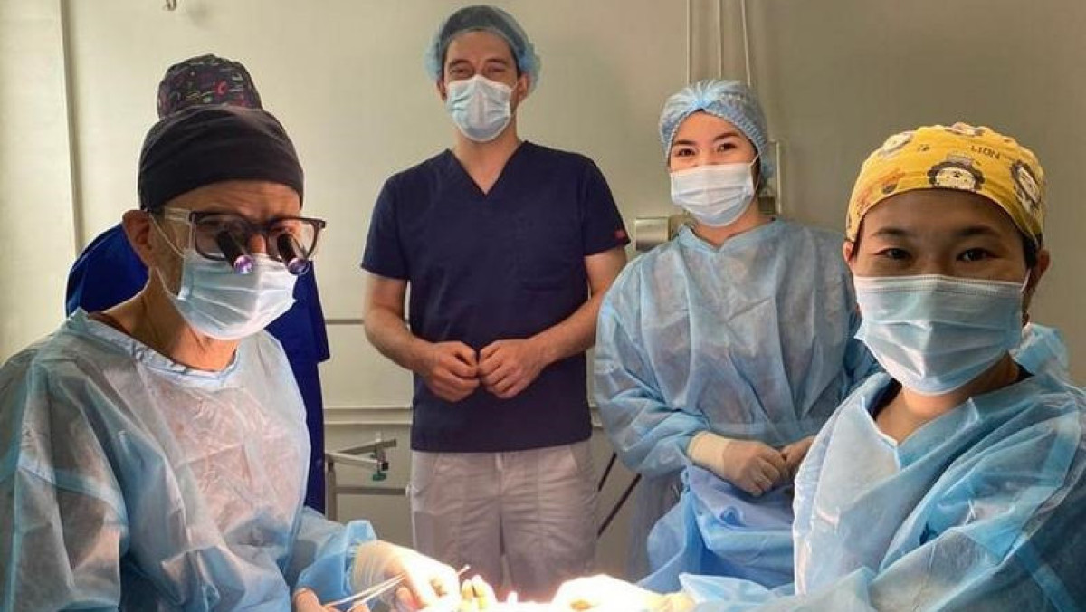 Палец с ноги на руку пересадили 1,5-годовалому мальчику в Алматы
