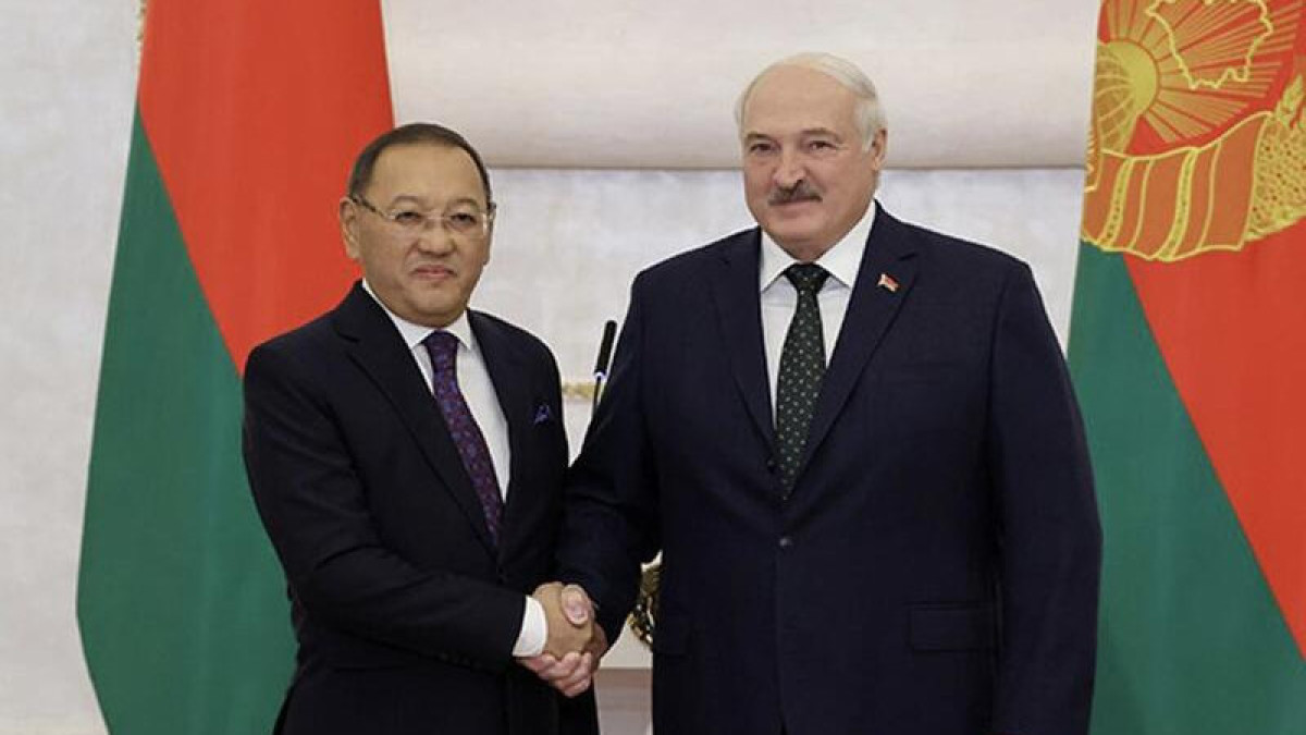 Посол Казахстана вручил верительные грамоты Президенту Беларуси