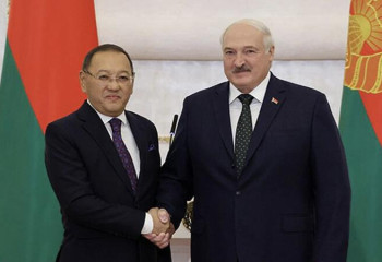 Посол Казахстана вручил верительные грамоты Президенту Беларуси