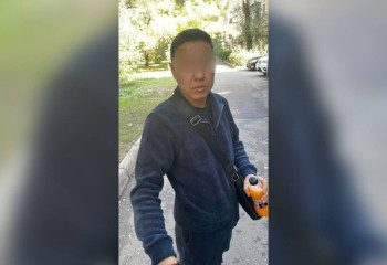 Представлялся клиентом и воровал телефоны: мужчина обманывал таксистов в Алматы