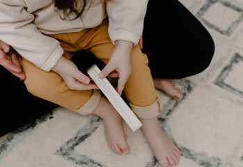 Трёхлетних двойняшек изнасиловал отчим в Алматинской области