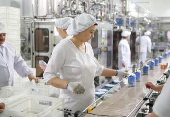 Неміс мамандары қазақ фермерлеріне сүт өндіруді үйретеді