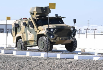 Президент ознакомился с работой завода, производящего бронированную колесную технику