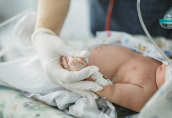 Алматыда дәрігерлер баланың башпайын бармағына ауыстырып салды