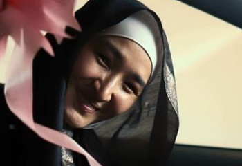 Төреғали Төреәлі әйеліне су жаңа көлік сыйлады