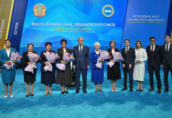 Тоқаев бірқатар мұғалімге «Қазақстанның еңбек сіңірген ұстазы» құрметті атағын берді