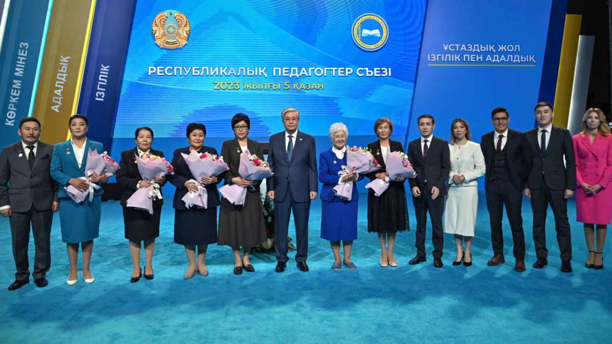 Касым-Жомарт Токаев наградил заслуженных учителей Казахстана