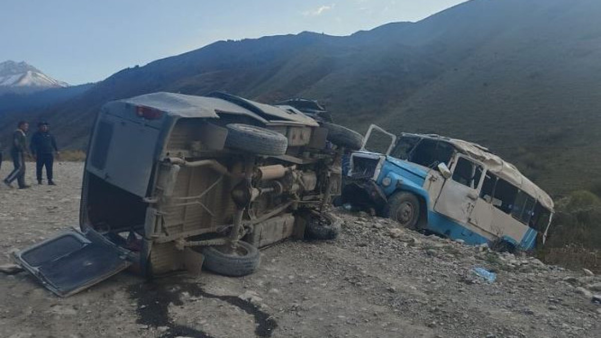 Два автобуса с пассажирами столкнулись в Алматинской области