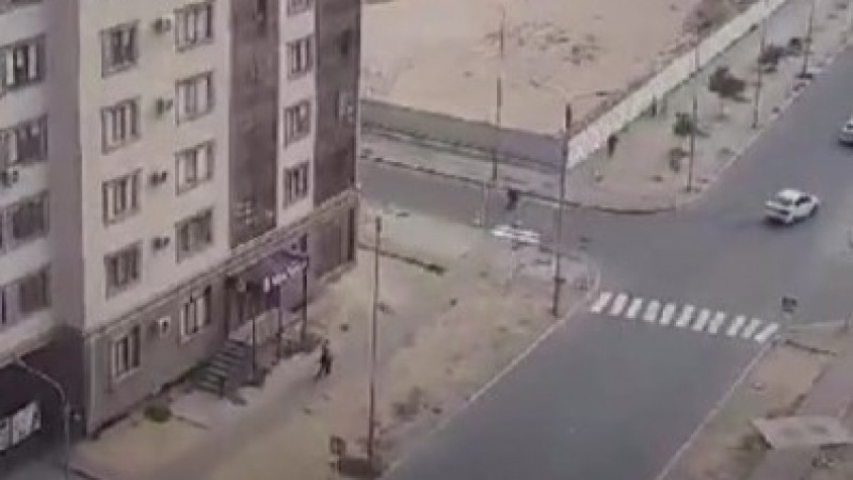 «Пьяную» пешеходную дорожку сняли на видео в Актау