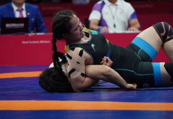 Призовую медаль получила команда Казахстана по женской борьбе