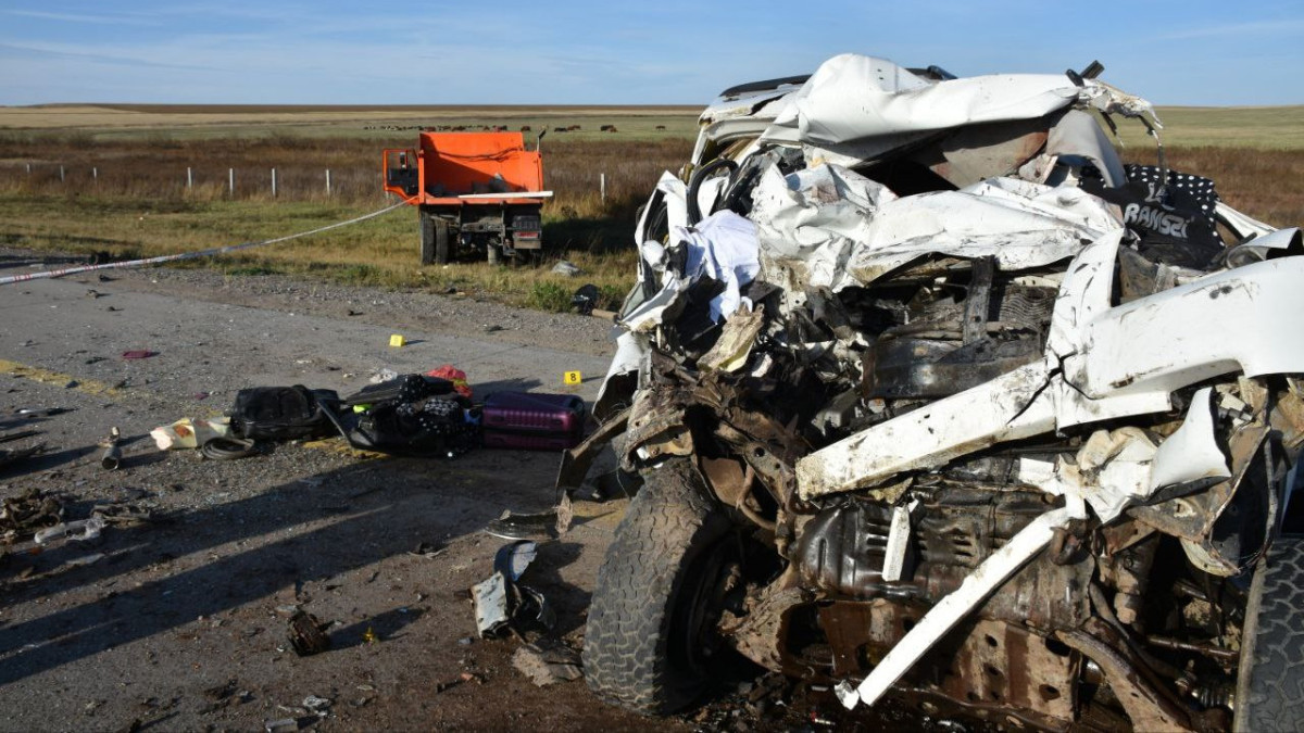 Пять человек разбились в страшной аварии на трассе Караганда-Астана
