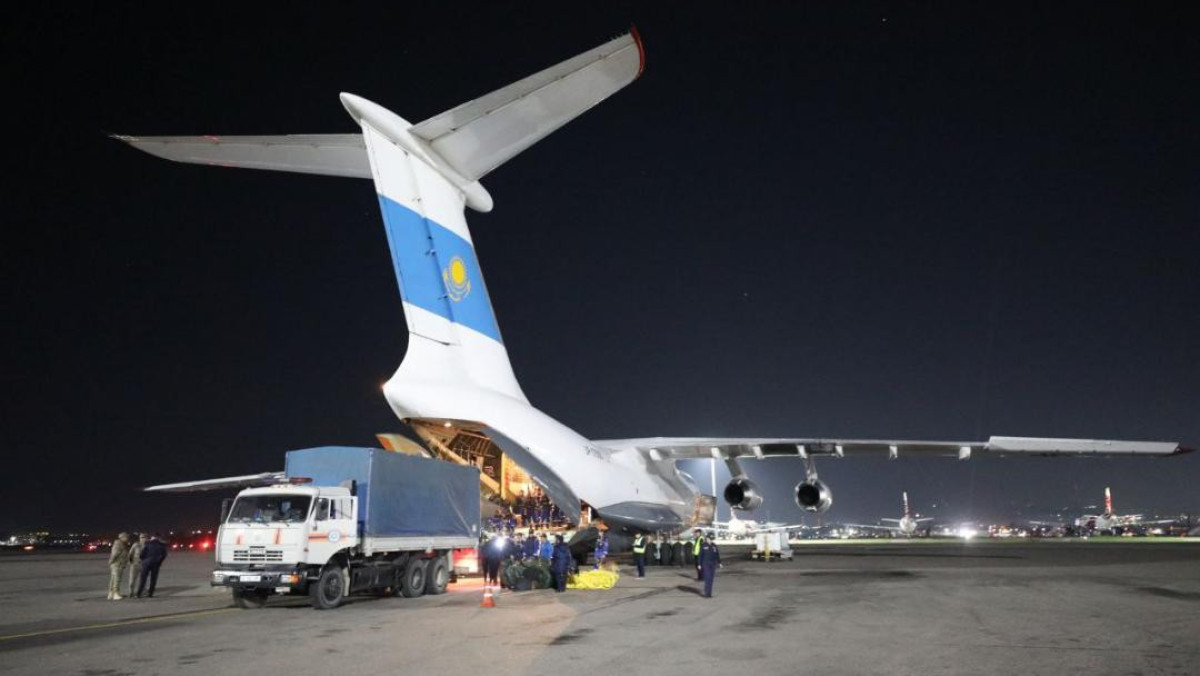 Отряд казахстанских спасателей вылетел в Афганистан для помощи в ликвидации последствий землетрясения