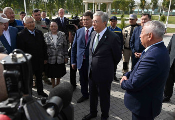 Токаев встретился с сельскими тружениками на «Аллее труда» в Кызылординской области