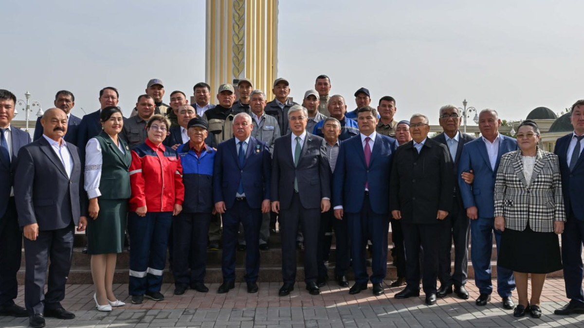 Президент Қызылордадағы «Еңбек аллеясында» еңбек адамдарымен жүздесті