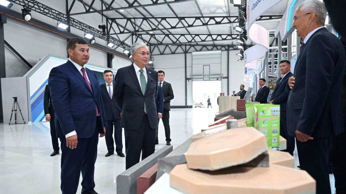 Глава государства посетил завод железобетонных изделий в Кызылординской области