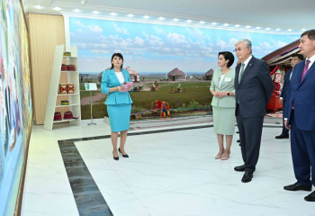 Открытый недавно центр «Анаға тағзым» показали Токаеву