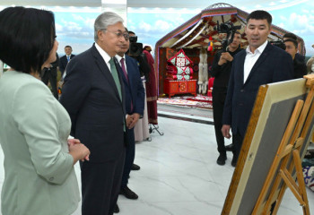 Қасым-Жомарт Тоқаев «Анаға тағзым» орталығына барды