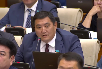 «Бақытжан мырза, бұл бірінші рет емес»: Мәжіліс төрағасы депутатқа ескерту жасады