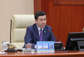 Спикер Мажилиса сделал замечание депутату Бакытжану Базарбеку за угрозу выгнать министра