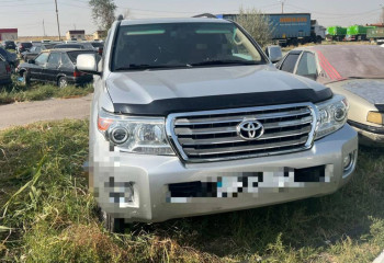 У нежелавшего платить по миллионным долгам шымкентца забрали внедорожник