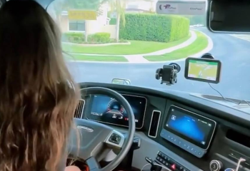 Миниатюрная казашка зарабатывает на 20-метровом грузовике в США