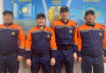 Сидела на подоконнике 11 этажа: суицидницу успели спасти