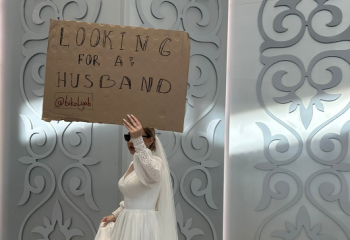 Астанчанка искала жениха на цифровом форуме в Астане с плакатом