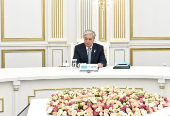 «Казахстан будет продолжать политику усиления статуса государственного казахского языка» - Токаев