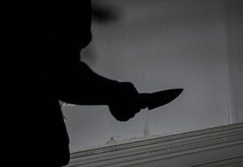 Қарағандыда ер адам жасөспірімді пышақтап қашып кеткен