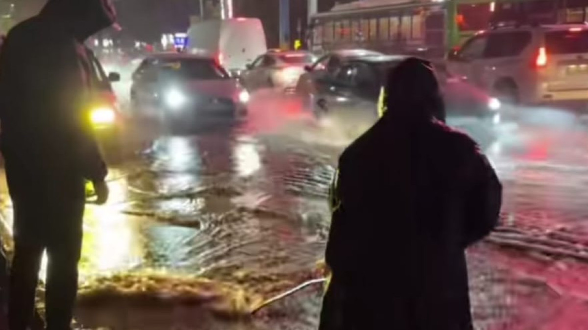 Улицы Алматы заливают потоки воды