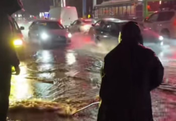 Улицы Алматы заливают потоки воды