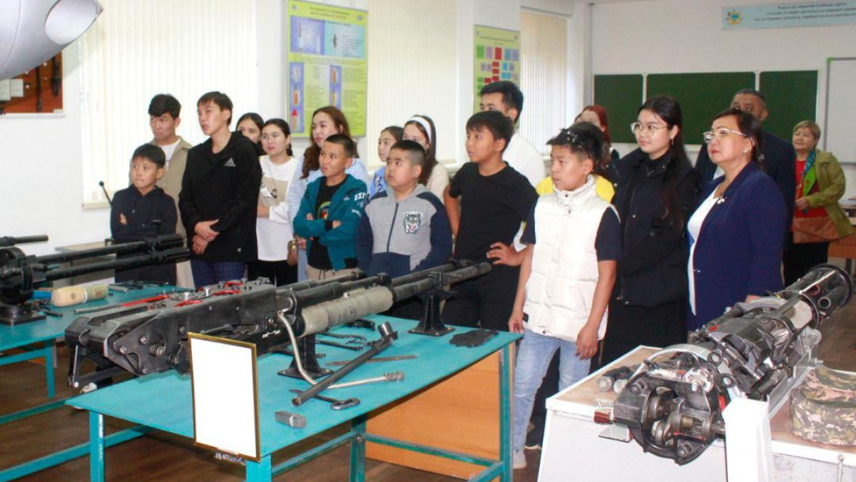 Воспитанники уральского Дворца школьников посетили летный институт