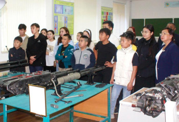 Воспитанники уральского Дворца школьников посетили летный институт