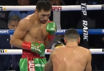 Боксер Жанибек Алимханулы победил нокаутом оппонента из Германии