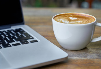 «Егер бұл дүниенің мәнін ұққыңыз келсе, кофе ішіңіз». Сиқырлы сусынның пайдасы