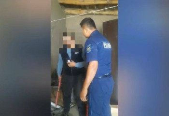 Мужчина с чайником напал на полицейского