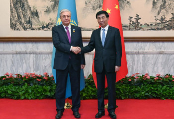 Токаев провел переговоры с Председателем Всекитайского комитета Народного политического консультативного совета Китая