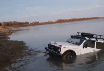 Утонули вместе с автомобилем – спасатели вытащили из реки авто с двумя пассажирами