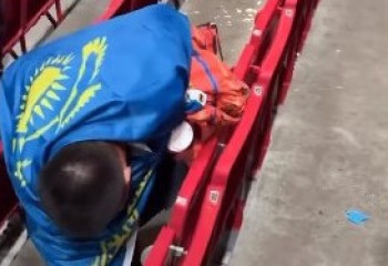 Заразительная чистота – болельщики сборной Казахстана убрали мусор после матча