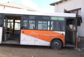 Түркістандағы жол апаты: 16 адам ауруханаға жеткізілді