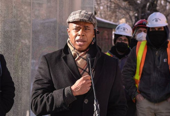 Мэр Нью-Йорка с помощью ИИ общается с жителями на испанском и мандарине