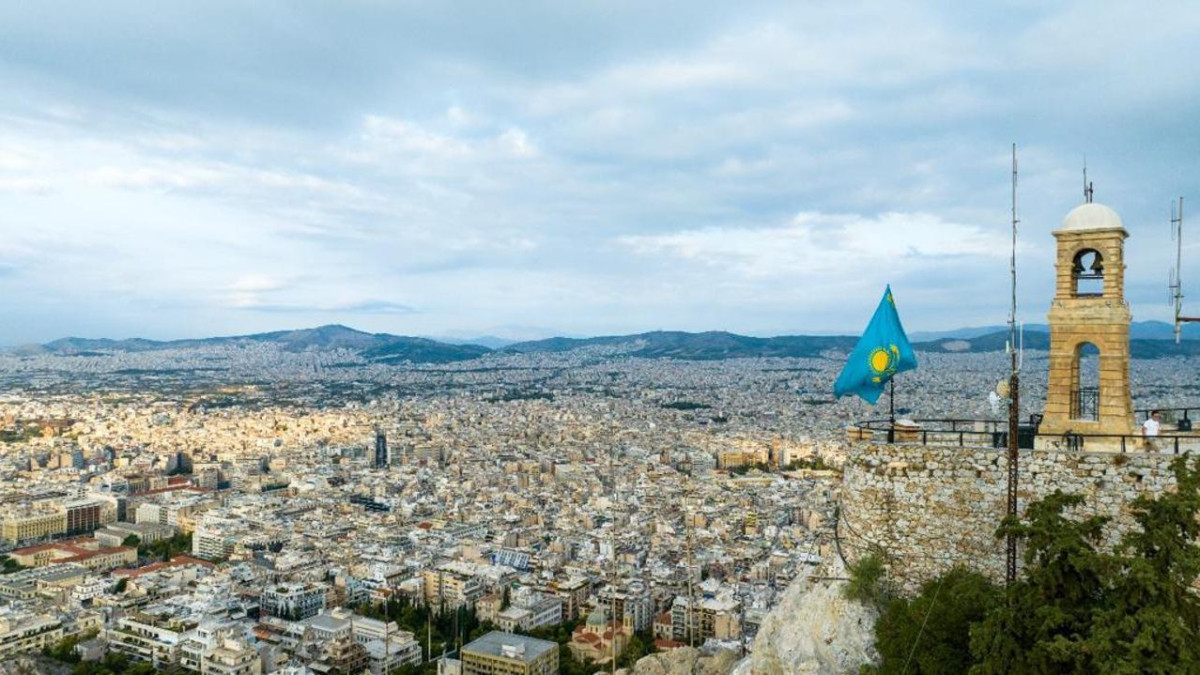 Флаг Казахстана подняли на самой высокой точке Афин – горе Ликавитос