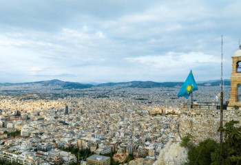 Флаг Казахстана подняли на самой высокой точке Афин – горе Ликавитос