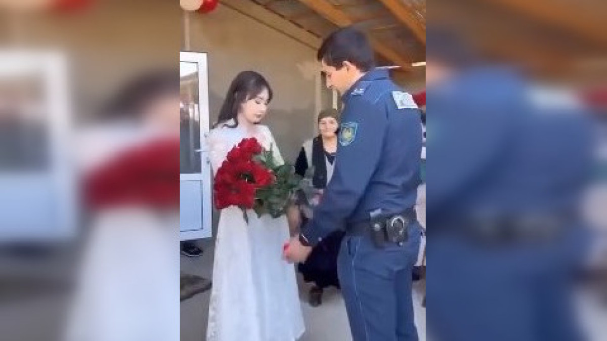 Молодой офицер растрогал казахстанцев, когда приехал сватать невесту в полицейской форме