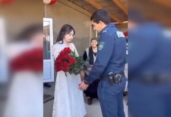 Молодой офицер растрогал казахстанцев, когда приехал сватать невесту в полицейской форме