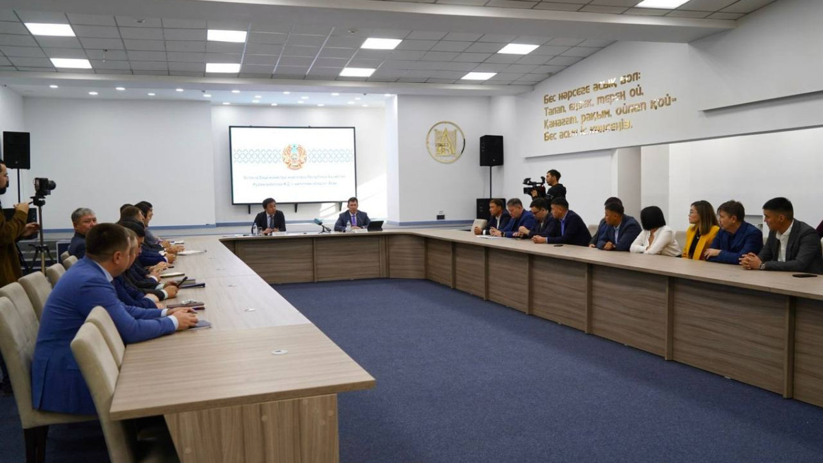 Вице-министр энергетики РК провел встречу с населением области Абай