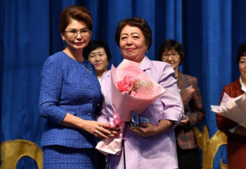 Аида Балаева кітапхана саласының қызметкерлерін кәсіби мерекелерімен құттықтады