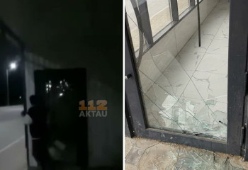 Подросток разбил стеклянную дверь на остановке близ Актау